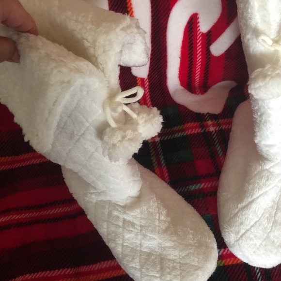 New Soft & Cozy Slippers ~ Size Large - Picture 5 of 6